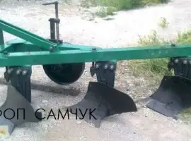Навесной трехкорпусный плуг