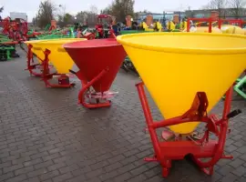 Разбрасыватель минеральных удобрений лейка на 500-1000 л (розкидач)