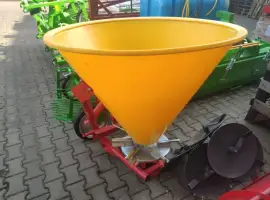 Розкидач міндобрив лійка рум 200 300 500 650 кг Польща