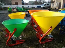 Розкидач мін-добрив 500 л (диски і лопатки із неражвіючої сталі)