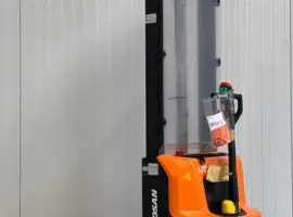 Зображення для оголошення Новый штабелер Doosan LSM12N7 2023 года с литий-ионной акб Li-ion