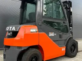 Зображення для оголошення Дизельний навантажувач кара 2.5т. Toyota 02-8FDF25 кабіна