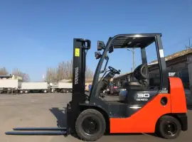 Зображення для оголошення Вилочный автопогрузчик Toyota 02-8FGK30 с мачтой вагонник для работы в контейнере