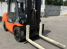 Зображення для оголошення Навантажувач вилковий 4т. Toyota 427FD40 Вагонник дизель кабіна
