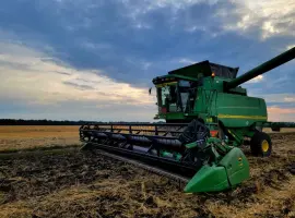 Зображення для оголошення Услуги по уборке урожая комбайном John Deere