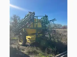 Опрыскиватель прицепной John Deere 840
