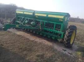 Опрыскиватель прицепной John Deere 840i