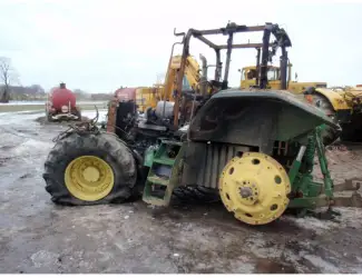 Зображення для оголошення Трактор JOHN DEERE 7810 на запчасти