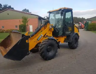 Фронтальный погрузчик JCB 406 2008 года