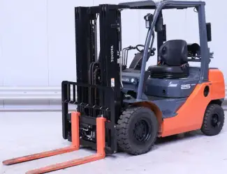 Зображення для оголошення Вилочный погрузчик кара Toyota 02-8FGL25 газ/бензин 2022года 95мч демо-версия вагонник