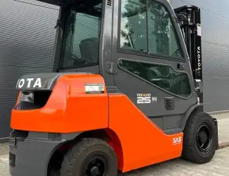 Зображення для оголошення Дизельний навантажувач кара 2.5т. Toyota 02-8FDF25 кабіна