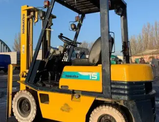Зображення для оголошення Вилочный бензиновый автопогрузчик Komatsu на немаркой цельнолитой резине
