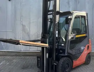 Зображення для оголошення Дизельний навантажувач Toyota 02-8FDF15 кабіна
