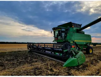 Зображення для оголошення Услуги по уборке урожая комбайном John Deere