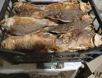 Карась сушений печений в печі на соломі