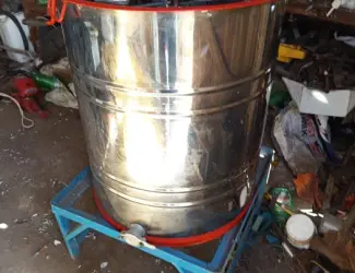 Продам медогонку поворотню на 4 рамки