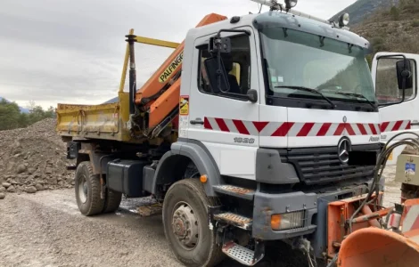 Самосвал кран Mercedes ATEGO 1828 amp + передній сніговідвал 19т. 4х4