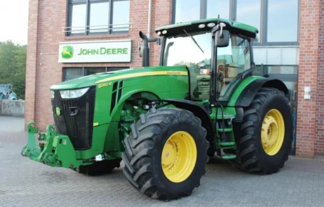 Трактор John Deere 8260R