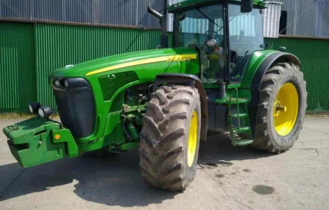 Трактор колісний John Deere 8220