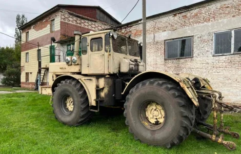 Трактор колісний Кіровець К 700 В комлекті плуг