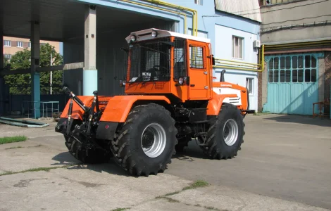 Трактор с фронтальным навесным устройством ХТА-200-02М - базовая модель для спецтехники