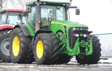 Колісний трактор JOHN DEERE 8345R Фото: колісний трактор JOHN DEERE 8345R 1/8