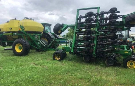 Продается посевной комплекс John Deere 1890 (бункер 1910)