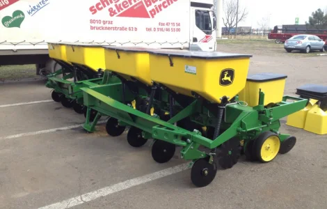 Амереканская Сеялка пропашная John Deere 7000 (8-рядная, 70 см, удобрения)
