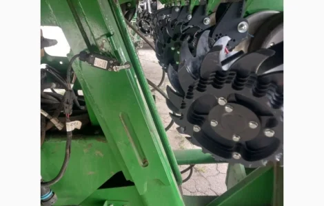 Очиститель рядка на сеялку John Deere 1745