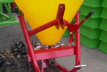 Разбрасыватель с карданом. МВУ полтоник. Разбрасыватель пластиковый