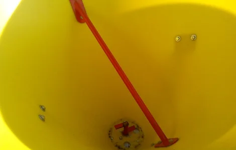 Разбрасыватель минеральных удобрений на 500 кг (бак пластиковый) фирмы Jar Met