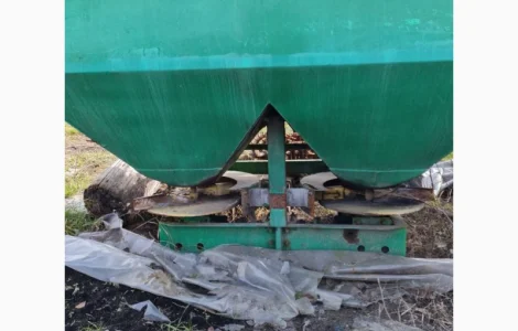 Розкидач міндобрива на дві тарілки