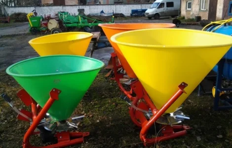 Розкидач мін-добрив 500 л (диски і лопатки із неражвіючої сталі)
