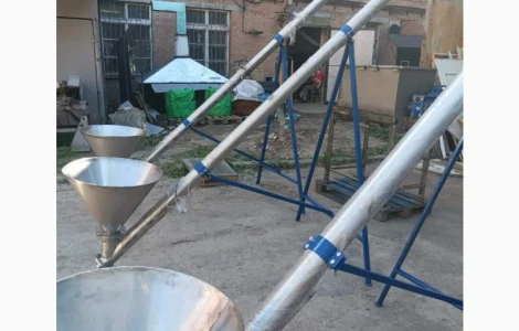 Промислові гвинтові шнекові конвеєри в трубі з нержавіючої сталі D200 L8000. 15т.год