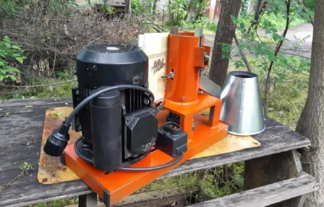 Гранулятор кормовой 1.5 кВт на 40 кг час матрица 100 мм