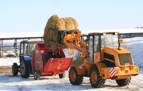 Кормосмеситель-раздатчик АМКОДОР (кредит - лізинг)