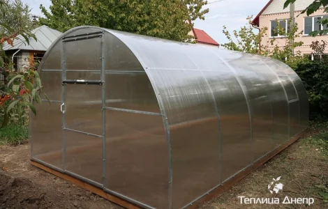 Дачные теплицы под пленку и поликарбонат