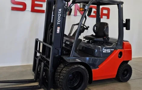 Дизельный погрузчик Toyota 02-8FDL25 2017 2386 мч вагонник