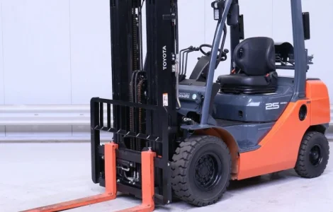 Вилочный погрузчик кара Toyota 02-8FGL25 газ/бензин 2022года 95мч демо-версия вагонник