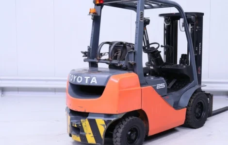 Вилочный погрузчик Toyota 32-8FG25 газ/бензин
