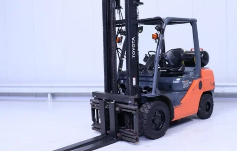 Вилочный погрузчик Toyota 02-8FGF35