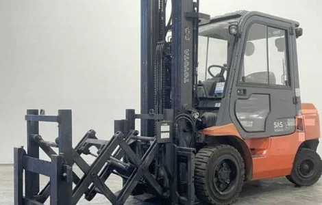 Вилочный погрузчик кара 3т. Дизель Toyota 62-7FGF30 с пантографом