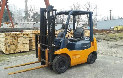 Бензиновий погрузчик б/у TOYOTA 7FGL18
