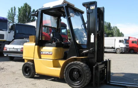 Дизельный вилочный автопогрузчик Caterpillar DP30K грузоподъёмностью 3 тонны