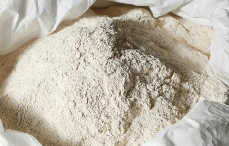 Мука пшенична першого сорту в мішках