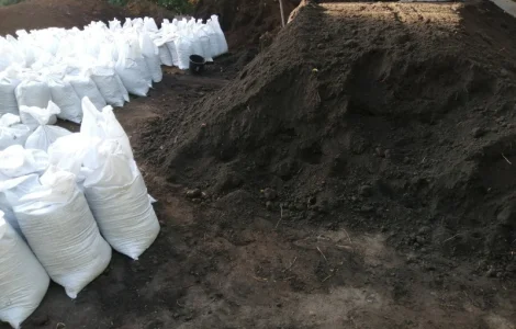 Якісний чорнозем в мішках – доставка по Києву