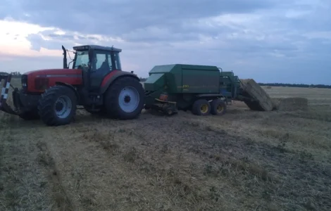 Тюкування сіна та соломи в великих обсягах