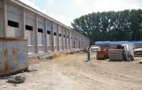 Строительство зданий и сооружений с помощью быстро возводимых железо бетонных конструкций