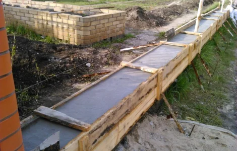 Бетонирование ленточных фундаментов под ключ