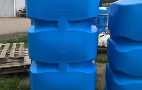 Емкость узкая вертикальная для воды BK-1000